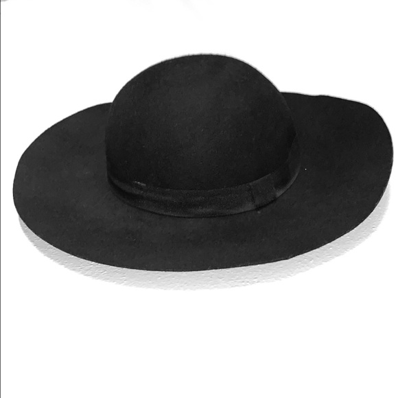 wide brim black and white hat